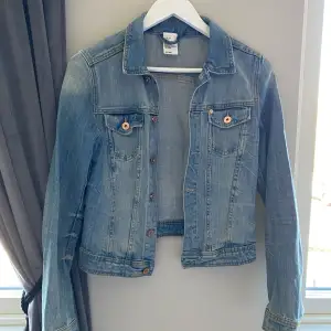 Ett måste till våren och sommaren!  Jeansjacka från H&M  storlek 36  Så cool jacka med schysta detaljer!  Oanvänd! Felfri! 