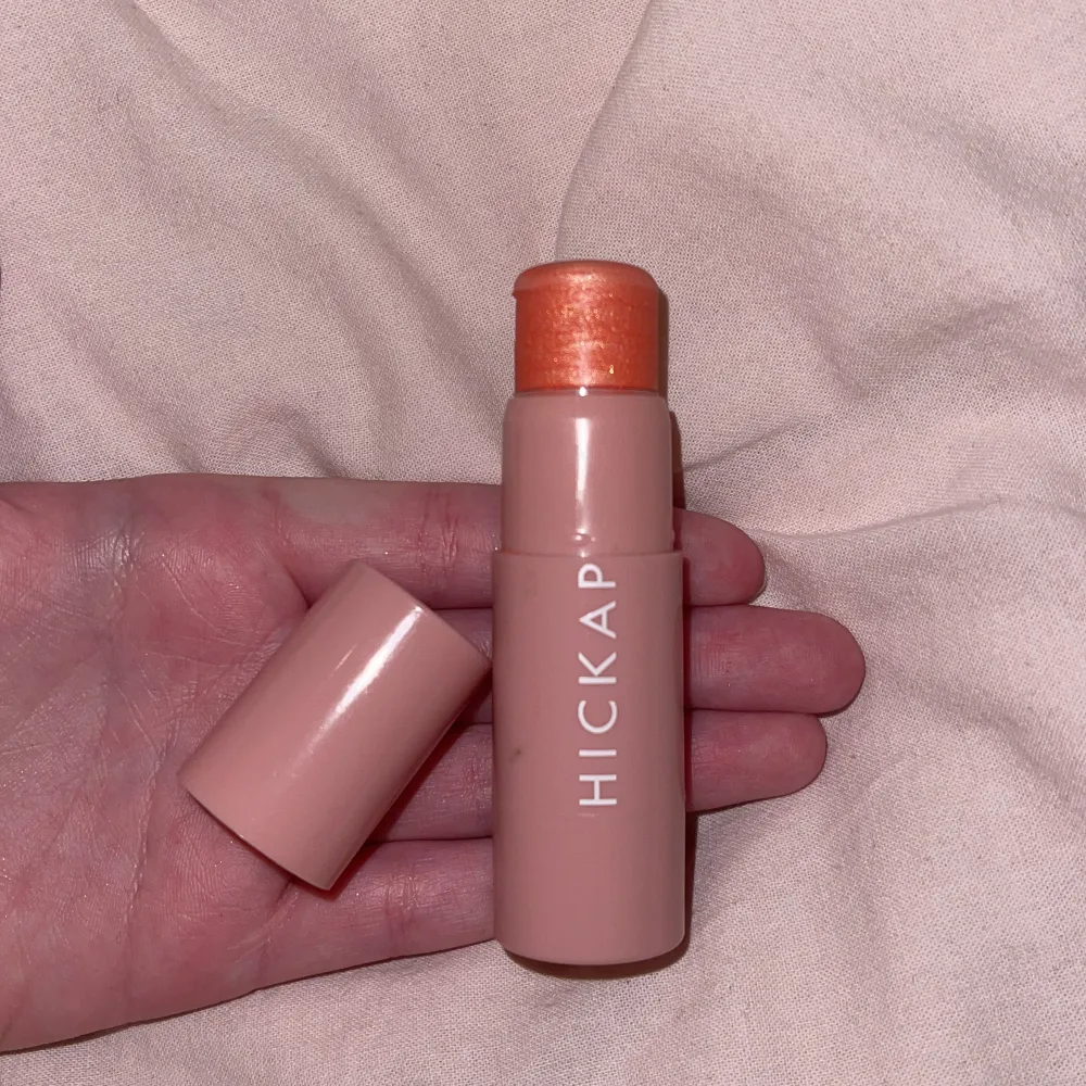 Hickap blush i fĂ€rgen shimmering coralđđž7g och anvĂ€nt endast 2-3ggr pĂ„grund av att jag inte gillade fĂ€rgenâ€ïžHar lite skimmer/glitter i! LĂ€s min bio innan du skriver/köper!â€ïž. Asusteet.