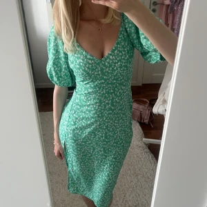 Sommarklänning  - Söt klänning med slits på sidan, storlek 34