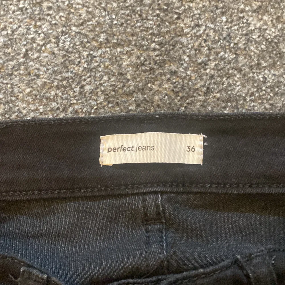 Jag säljer mina lågmidjade bootcut jeans från Gina för att de är för korta på mig. Jätte fina och de har inga tecken på användning.. Jeans & Byxor.