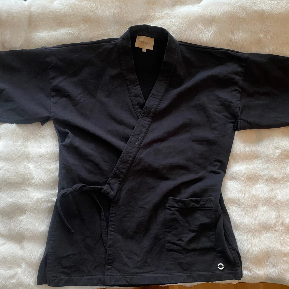 Svart kofta i kimono modell i sweatshirt material i strl M från Rue de Tokyo i nyskick  - 90