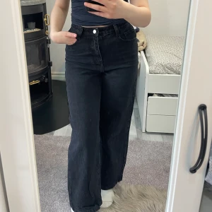 Svarta jeans  - Ett par svarta jeans, använda sparsamt men kommer inte till användning längre, felfria ❣️ strl 36