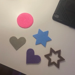 Enfärgade pärlplattor  - 1 för 5kr och alla för 20kr💓