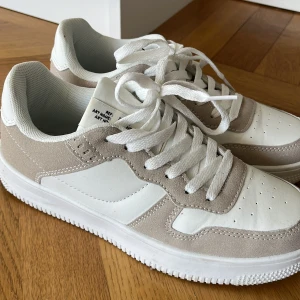 Sneakers från lager 157, 38 - Säljer dessa fina sneakers från lager 157. Inköpta i år. Storlek 38! Tyvärr var de lite för små för mig, bara använt de 2 ggr. Jättebra skick nästan som nya 🤍 