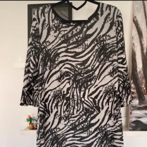 Klänning/tunika - Fint skick   Svart/silver/grå