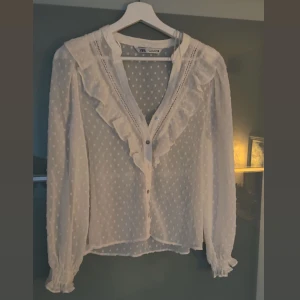 Blius Zara - Superfin blus ifrån Zara, aldrig använt då jag har en precis likadan i storlek S.🤍