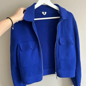 Kofta - Blå grovstickad kofta från Arket! Så fin men tycker inte riktigt att färgen passar mig 😕Jättebra skick då den knappt är använd, lite croppad i modellen!