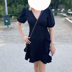 Svart klänning  - Svart klänning ifrån Gina Tricot 💗 använt 1 gång på skolavslutningen och aldrig mer kommit till användning annars inget fel på den förutom att ja självklart rollar bort allt hår innan jag postar 💗