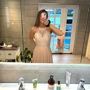 Rosa balklänning - Balklänning som jag tyvärr aldrig hann använda då den kom dagen efter min bal. lappen kvar, nypris 1500kr. Är vanligtvis S och denna är som en M skulle jag säga, är 170 och den är väldigt lång på mig, går att fixa storlek och längd hos skräddare🙌🏼 