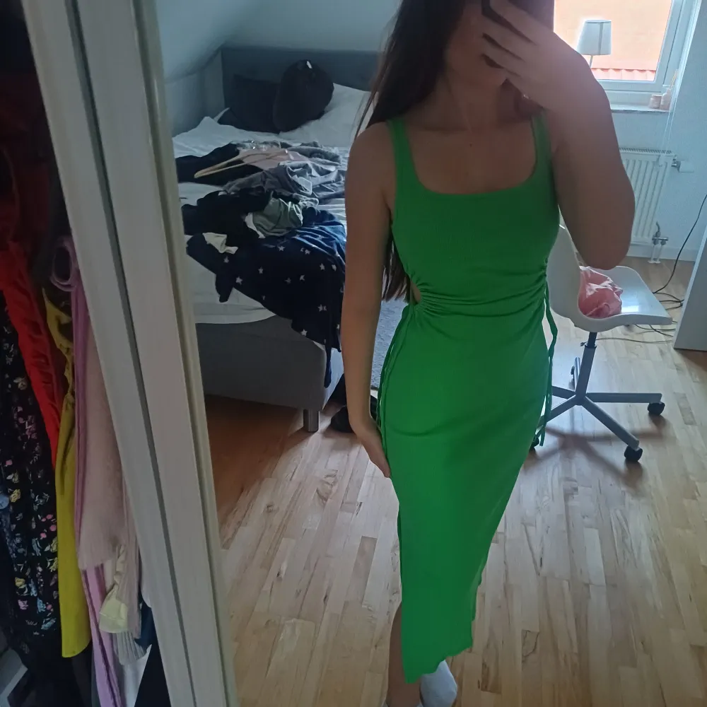 Jätte söt grön klänning köpt utomlands, går att ha vart som helst. Klänningar.