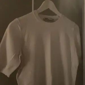 jättefin bomulls t-shirt ifrån zara 💗den är i fint skick, är i storleken S men den är som XS 🤍🤍