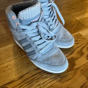 Adidas Neo Wedge Skor - Fina adidas skor som köptes i Italien 2014  har andvänts fåtal gånger.  Liknar som Isabel Marant skor med mix av Adidas campus. 