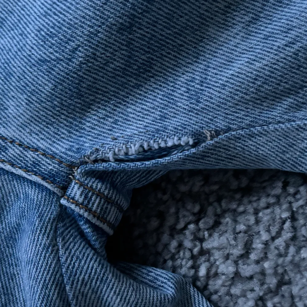 Blåa jeans från Lindex, mid/högmidjade, skulle sy in ner dem till lägre midja med blev inte helt lyckat och gav upp därför är det ett hål, se det på bilden, aldrig använda.🤍. Jeans & Byxor.