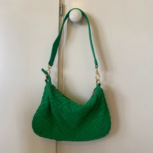 Neon grön väska - Fint skick, köpt från primark 💕 har ett långt band till som kan söttas av och på. 