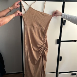 Sommarklänning med slits - Fin oanvänd klänning med sjusterbar slits💋Om det önskas kan jag ta fler bilder privat och visa de hur det sitter på♥️♥️ 