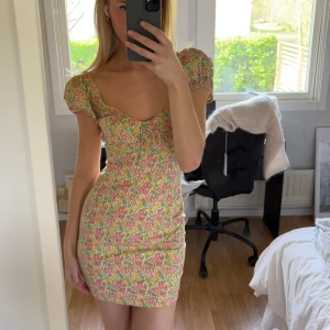 Sommarklänning - Blommig supersöt klänning från Nelly, använd en gång🧡