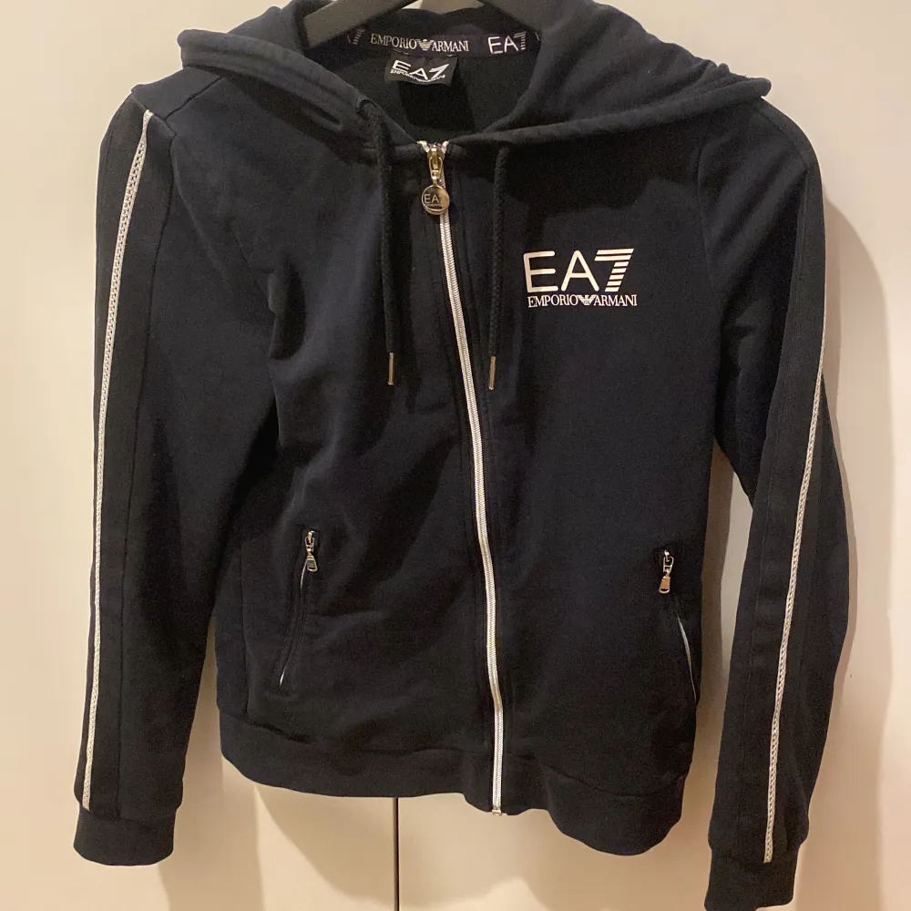 Hej! Jag säljer min EA7 Emporio Armani zip hoodie i storlek 152. Den har otroligt många snygga detaljer och är i jätte fint skick så gott som ny skick. Jag säljer den då den har blivit för lite den användes i typ 2 månader. Hör av er vid minsta lilla. Hoodies.