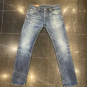 Tja! Säljer nu dessa riktigt feta Dondup jeansen i stl 32 (178-184). De är i sjukt bra skick utan defekter, riktigt rare colorway. Är lite osäker på modellen men jag tror de är George. bara att höra av sig vid fler frågor eller funderingar! 🍾