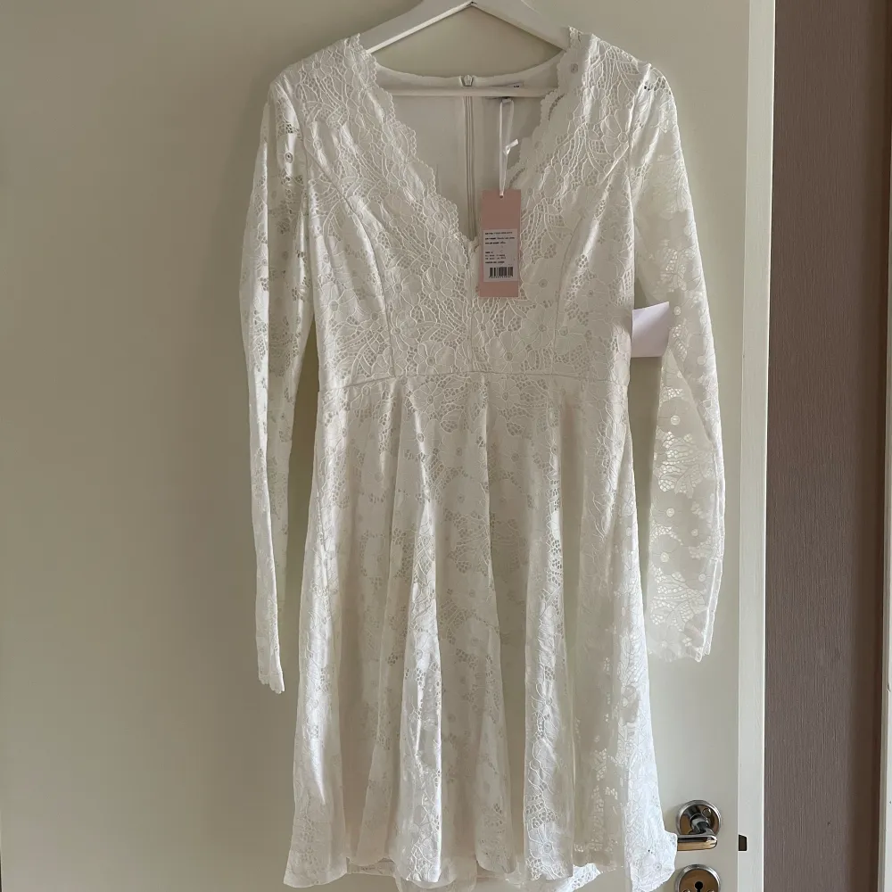 Helt ny klänning från bubbelroom, helt oanvänd med prislap kvar. Ny pris 700kr. Klänningar.