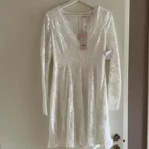 Helt ny klänning från bubbelroom, helt oanvänd med prislap kvar. Ny pris 700kr