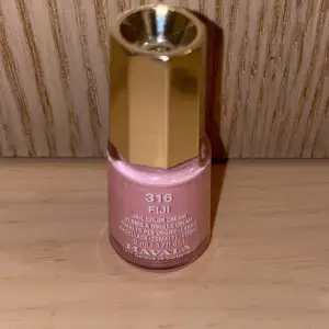 Ett rosa nagellack i färgen 316 Fiji.