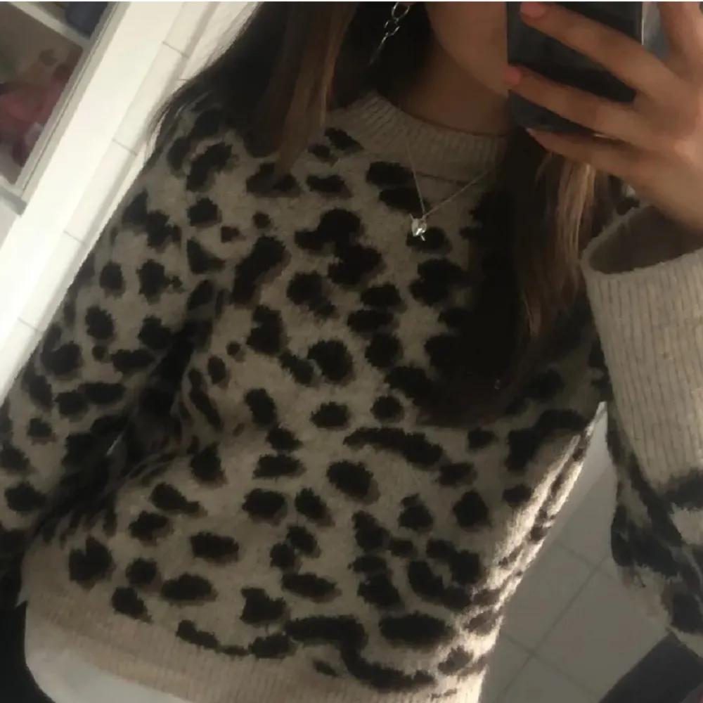 Säljer nu min så fina leopard tröja från hm, den  helt slutsåld och extremt eftertraktade 💓(lånade bilder). Hoodies.