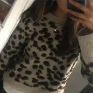 Säljer nu min så fina leopard tröja från hm, den  helt slutsåld och extremt eftertraktade 💓(lånade bilder)
