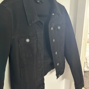 Jeansjacka - Jättefint skick! Kan tänkas gå ner i pris vid snabb affär