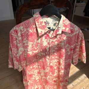 Diesel skjorta - Riktigt somrig och fin diesel skjorta i bra skick. Storlek är XL och nypris ligger runt 1700.  Har du några frågor är det bara att höra av dig!