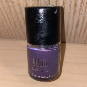 Nagellack - Lila nagellack i nummer 28.