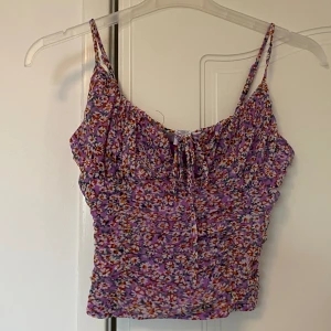 Lila blommigt linne - Fint linne, tror jag köpte den på Tilly.  Nyskick, aldrig använd