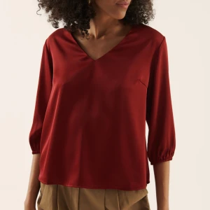 Blus - Säljer nu min vinröda jättefina blus från Anna field i storlek XS/34. Den är helt oanvänd med prislapp kvar. Priset är inte fast, utan kom gärna med förslag. 💖Säljer pga att den inte kommit till användning🥰nypris ligger på 349kr.