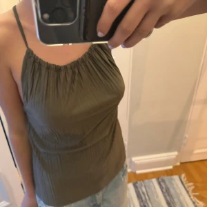 Cool topp - Säljer denna skit snygga topp från Gina tricot i Khaki färg Storlek S Öppen rygg