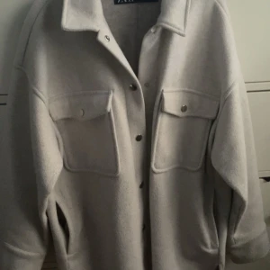 Kort kappa  - Fin beige kappa från zara, dock har en knapp lossnat men annars super fin 