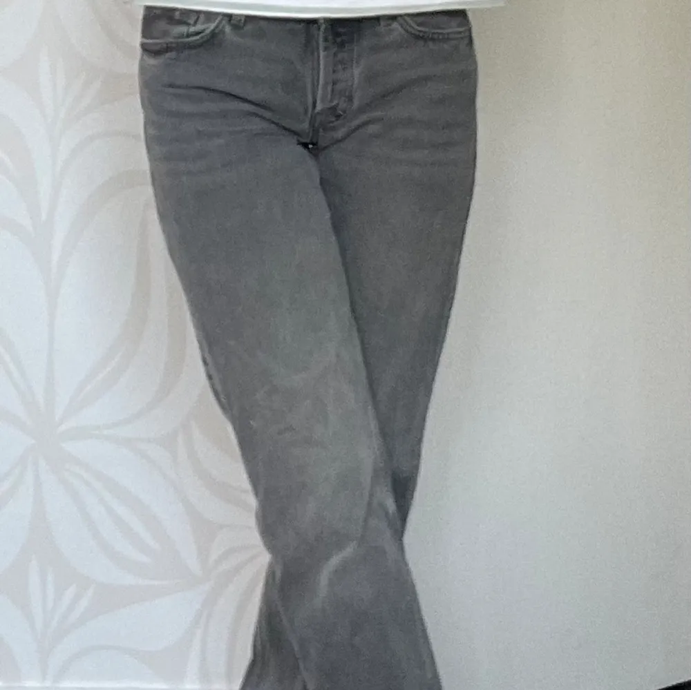 Säljer ett par Low waist jeans från Zara. Har tecken på användning, men är i fint skick.  Innebenslängden: 83 cm Hela byxans längd: 107 cm. Jeans & Byxor.