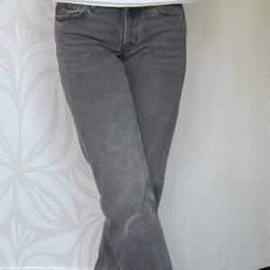 Säljer ett par Low waist jeans från Zara. Har tecken på användning, men är i fint skick.  Innebenslängden: 83 cm Hela byxans längd: 107 cm