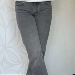 Low waist jeans - Säljer ett par Low waist jeans från Zara. Har tecken på användning, men är i fint skick.  Innebenslängden: 83 cm Hela byxans längd: 107 cm