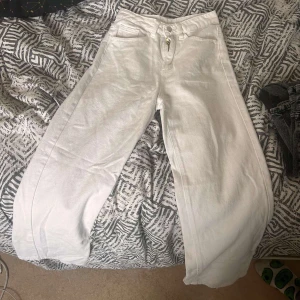 Boyfriend jeans ljus blåa shein petite - Helt nya provade dom en gång men dom va riktigt små. 230 i butik, säljer dom för 100.