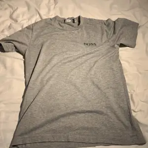 Säljer denna gråa Hugo boss t shirt eftersom jag inte har någon användning för den längre. Skick 8/10