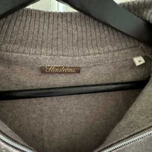 Skön Stenströms quarterzip❗️ - Säljer denna stiliga beige/bruna quarterzipen, Storleken är M men sitter mer som S, ny pris ligger på ca 1200kr, helt oanvänd❗️❗️