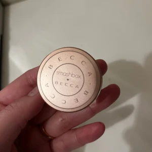 Smashbox Becca  - Eye brightening från smashbox becca, färg light. Tyvärr lite för ljus för min hudton, endast testad . Köptes på kicks förra veckan för 330kr 