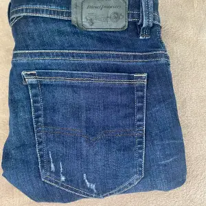 Snygga diesel jeans | Skicket 9/10 förutom lossnat lite på sista bilden  | Storleken är 33 | Hör av er vid frågor!