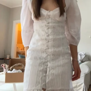 Studentklänning  - Endast testad av mig, är i nyskick. Säljer för jag valt en annan klänning. Bilderna är från min egna video kan skicka bättre vid intresse.😅 