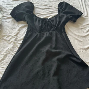 Festival klänning - Snygg festival klänning med en öppning fram. Använd på 1 festival annars ny