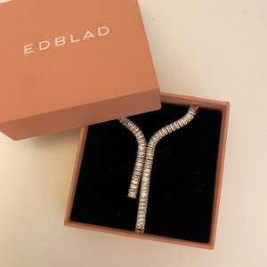 Säljer mitt sjukt fina och oanvända halsband från Edblad i guld, ny pris 999kr. Fick det som en present och har därför inget kvitto. Det ligger fortfarande i sin förpackning som ingår i köpet, priset går även att diskuteras🫶🏻