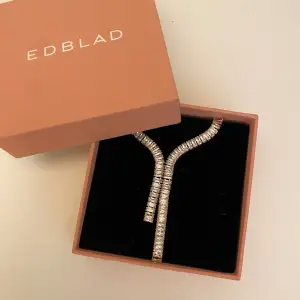 Säljer mitt sjukt fina och oanvända halsband från Edblad i guld, ny pris 999kr. Fick det som en present och har därför inget kvitto. Det ligger fortfarande i sin förpackning som ingår i köpet, priset går även att diskuteras🫶🏻