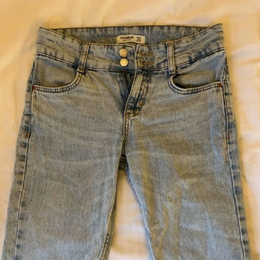 Inte mina bilder!! Lågmidjade jeans från pull&bear. Köpte på plick men säljer då de var för stora. Fint skick och inga defekter.🥰. Jeans & Byxor.