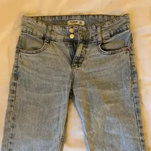 Inte mina bilder!! Lågmidjade jeans från pull&bear. Köpte på plick men säljer då de var för stora. Fint skick och inga defekter.🥰
