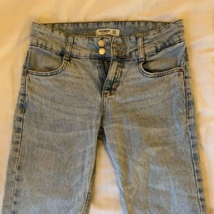 Lågmidjade jeans  - Inte mina bilder!! Lågmidjade jeans från pull&bear. Köpte på plick men säljer då de var för stora. Fint skick och inga defekter.🥰