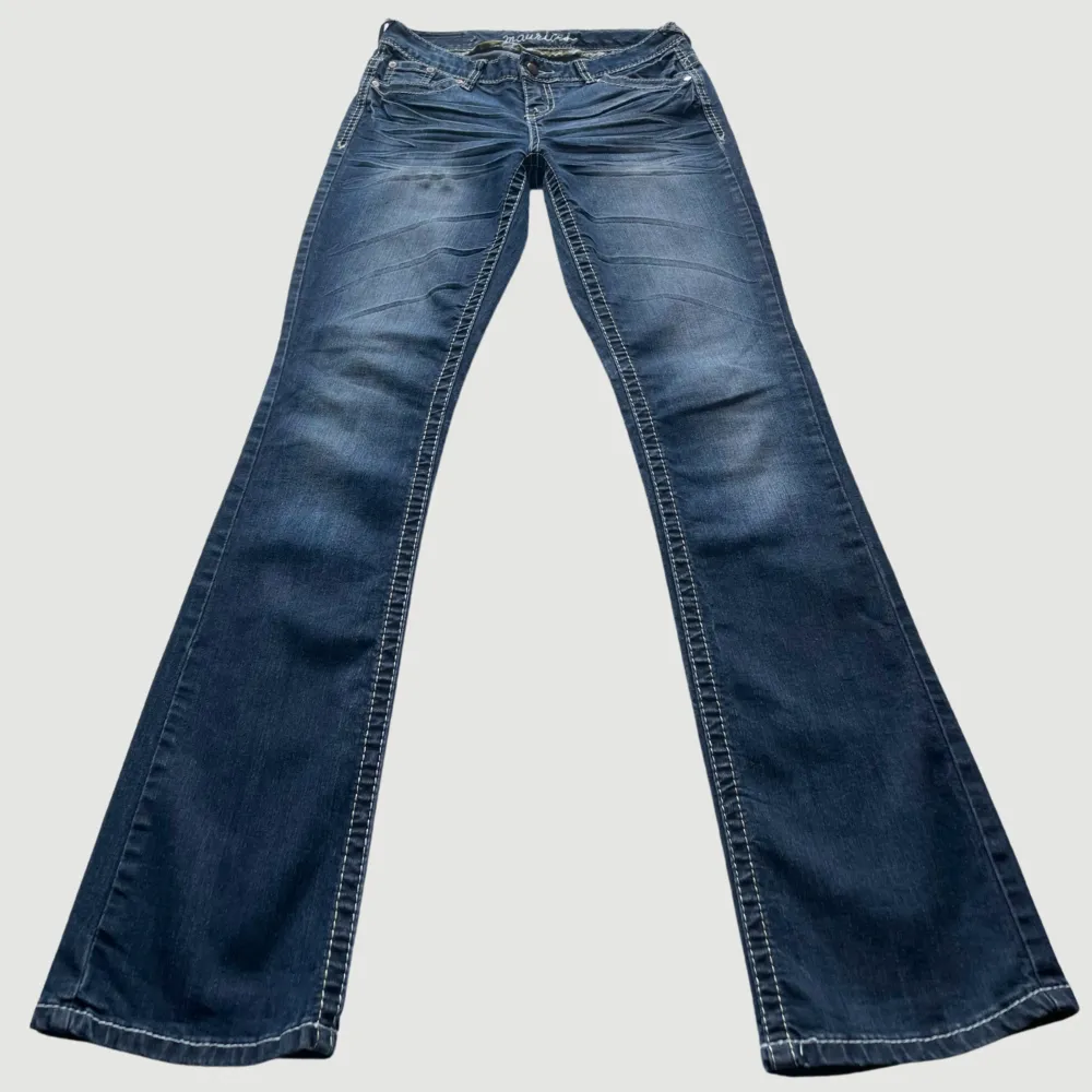 FÄRG: Mörkblå. STORLEK: 3/4 enligt lapp. Uppskattad storlek 34. MIDJA RAKT ÖVER: 36 cm. MIDJEHÖJD: 20 cm. TOTALLÄNGD (FRÅN MIDJAN): 106 cm.. Jeans & Byxor.